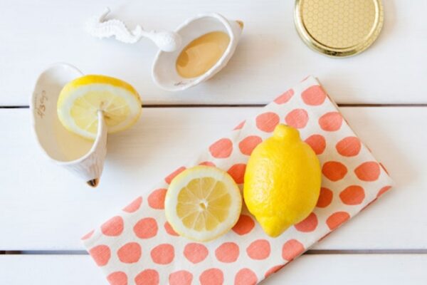 How to apply honey and lemon on face.