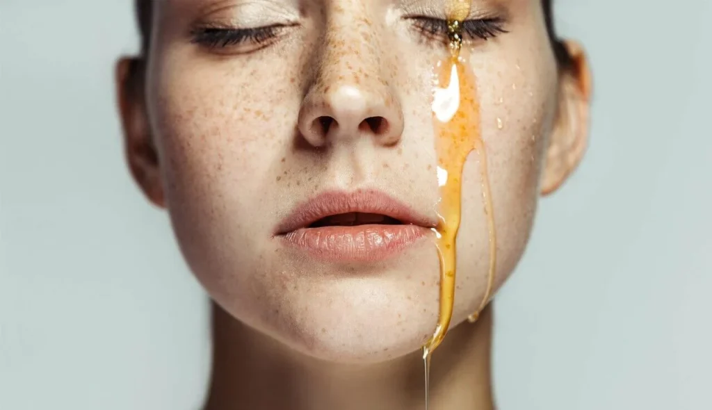 Benefits of Applying Honey on Your Face Every Day
